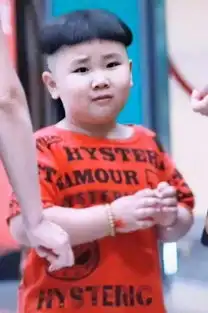 郭德纲小儿子显富态,双层下巴比及腰长发抢眼,童年比郭麒麟幸运