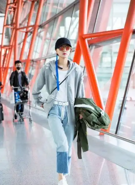 王珞丹粉丝有点皮过头了,淘气求婚只能尴尬拒绝,主要还是太会穿