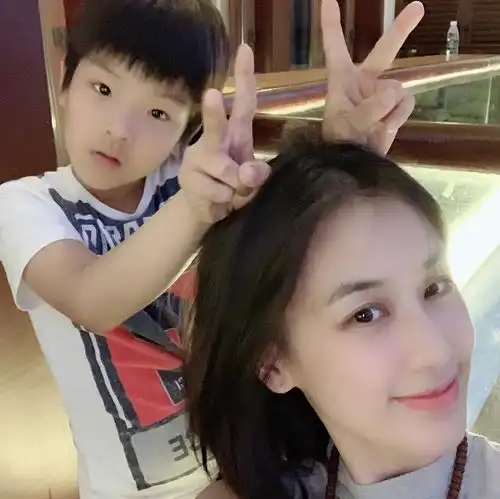 杨子与前妻的学霸女儿晒自拍,17岁杨海润成熟稳重,超乎同龄人