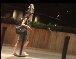 恋情曝光姚笛与白衣男子亲密约会