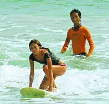 乐基儿被爆与猛男玩冲浪看似已抛开情伤阴霾