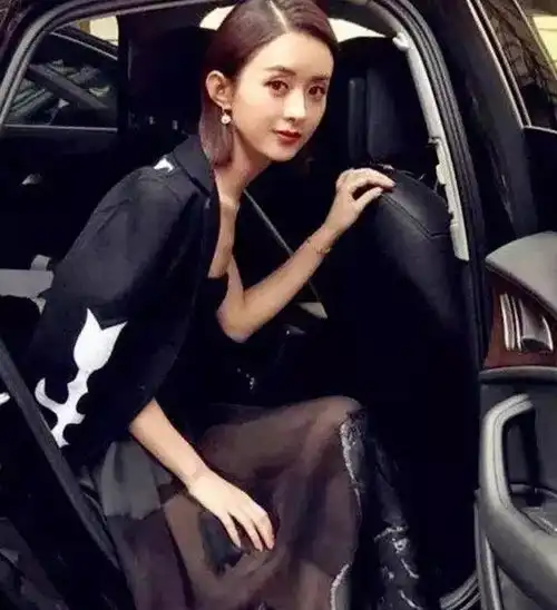 当红女星下车瞬间,赵丽颖霸气杨幂有范儿,热巴秒杀一众女星
