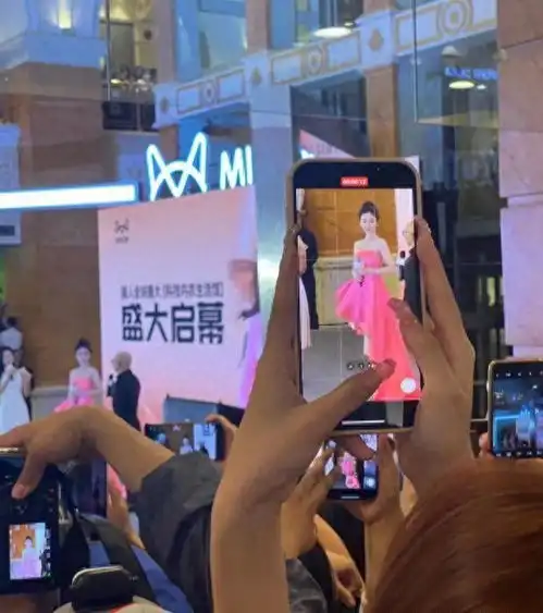 angelababy线下活动看呆男粉,生图纹身抢镜,暴瘦到胸骨凸起
