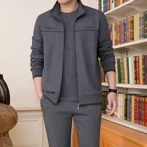 男人过中年就该穿的嫩一些,52岁大叔穿成这样,看着就像38岁