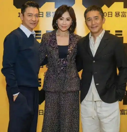 58岁曾华倩游北京,骑共享单车晒自拍,皮肤白滑不显老