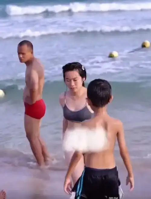 2名女子穿内衣内裤游泳,被小男孩趁机揩油,关键不能对他怎么样