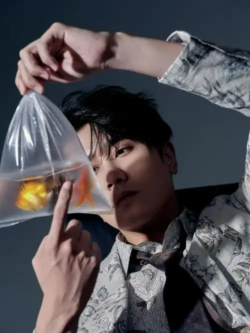 彭冠英暗夜独处大片慵懒风西装展现熟男魅力