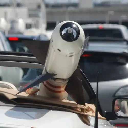 美国男子开敞篷车运导弹上路