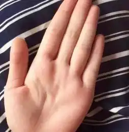 男儿断掌千斤两,女子断掌过房养,一生不愁钱花的手相