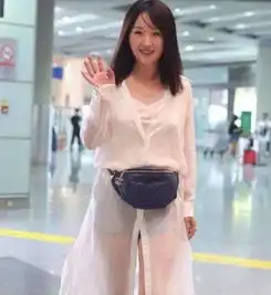 她被誉为甜歌天后,与前任恋爱3年堕胎5次,今49岁依旧单身