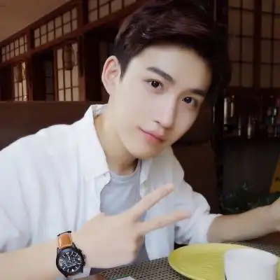 男生喜欢上女生后会有的9个预兆