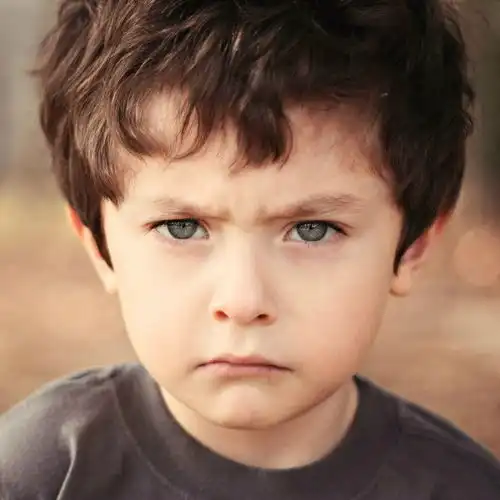 曝前上海首富周正毅近况戴百万名表打耳钉,装扮新潮雪茄不离手