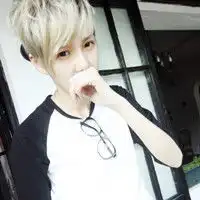 穿t恤的qq男生头像清爽夏日风格