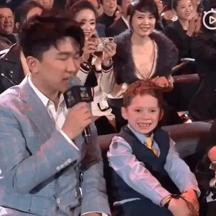 我觉得假笑男孩真的蛮可怜的