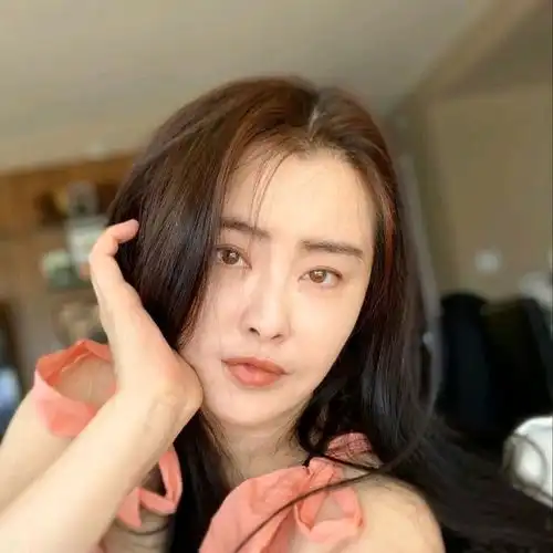 52岁王祖贤参加募捐活动,扎着两个辫子很活力,发际线让人羡慕