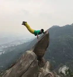 惊险一幕男子摆造型拍照不慎手滑坠落山崖