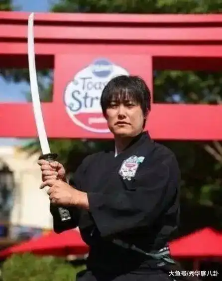 世界上拔刀最快的男人,能用刀劈仿真枪子弹,连创六项吉尼斯记录