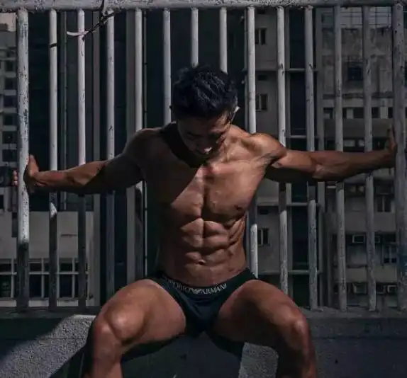 香港筋肉男影相失足堕楼亡为咗朋友圈呃like你可以去到几尽