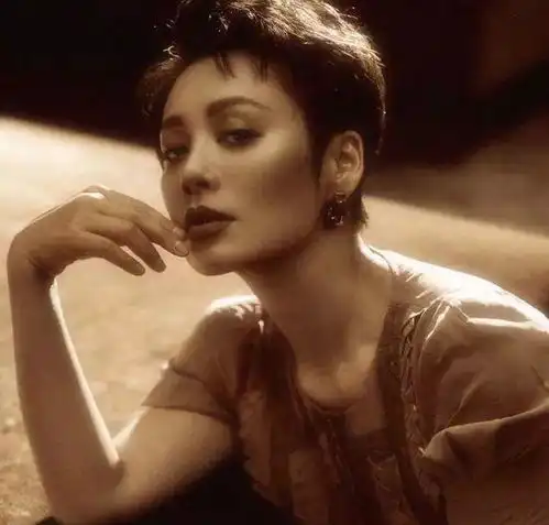 跨国恋生子,隐婚10年,与11岁男友只恋爱不结婚,48岁的她很幸福