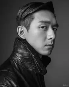 李现登顶级男刊黑白大片变身痞酷少年