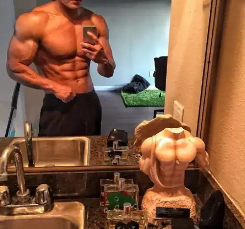 他曾是普通职工,后来沉迷健身走向世界,这个大肌男真为国人长脸