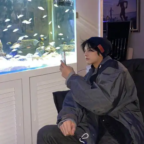 他是炙手可热的流量小生,穿白衬衫格纹马甲西裤出镜,大长腿尽显