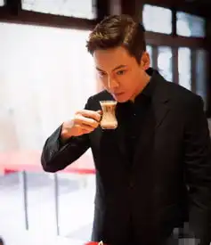 被陈伟霆帅到了33岁的他穿全黑造型手拿折扇尽显男人非凡气质