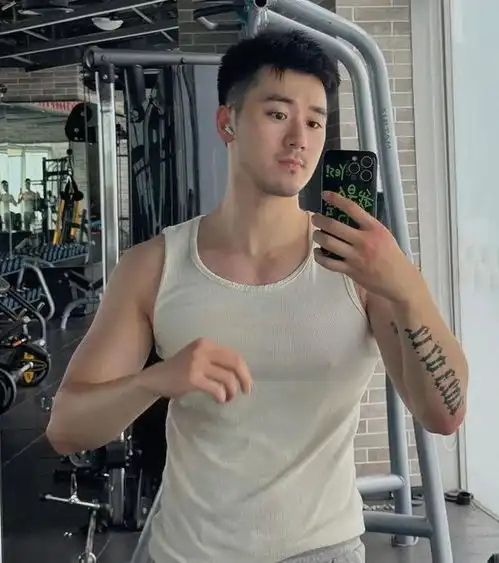 男生不烫不染的发型简单帅气,今夏剪这3款,潮流又有型