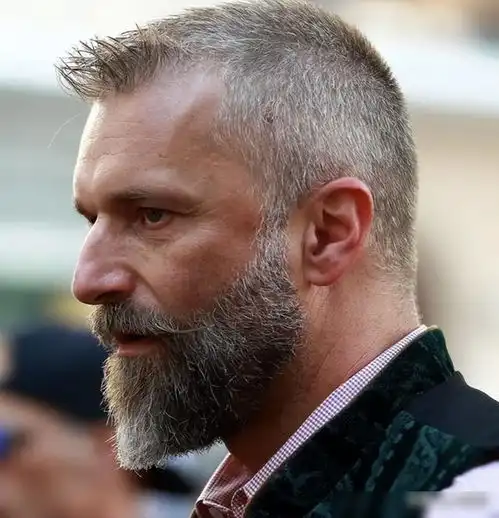 50岁以上的男士,发型这样剪,花白头发也帅气