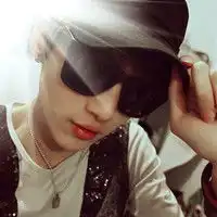 谁有qq男生头像背景是阳光系列的,最好也是穿红衣服的,有的献上来,谢谢