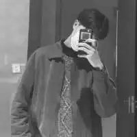 寂寞的男人手机自拍的黑白头像,安慰一下自已