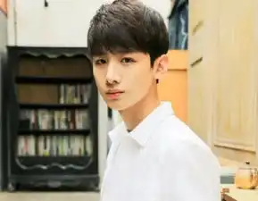 同样是白衬衫男星躲过了车银优,避开了戳爷,却没逃过他