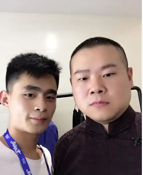 岳云鹏助理冲冲身份揭晓,小岳岳背后的男人