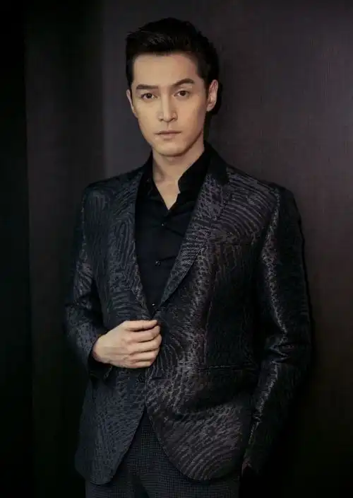 养眼胡歌登杂志封面,眼神犀利表情冷酷,网友太有男人味了