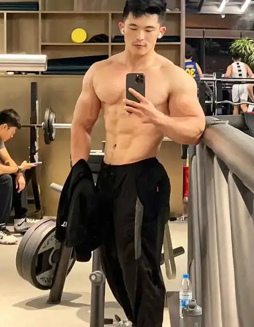 29岁河南郑州肌肉直男,大雪天狂秀胸大肌,穿内裤上电视秀厨艺