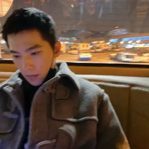 女友视角下的杨洋,眼神宠溺笑容温柔,一颦一笑好有男人味