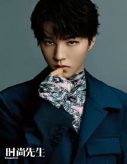 王俊凯旷野大片俊朗有型,西服风衣搭个性印花内搭时尚感满分
