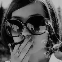 戴墨镜叼烟动漫女头像高冷侧脸微信头像图片大全