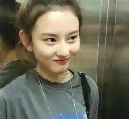 小张柏芝已成年面对摄像毫无畏惧网友只是有一块不一样