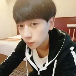 黑色耳钉映衬高傲
