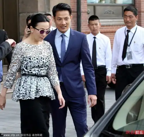 刘嘉玲丁子高同场捞金返酒店与光头男热拥