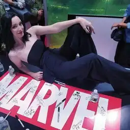 翻版迪丽热巴火遍全球爆美天仙却痴迷黑科技