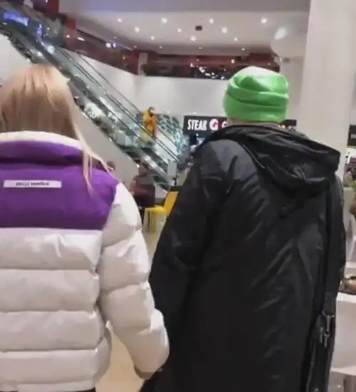 乌克兰女子送中国男友绿帽子,男友满脸尴尬,女子爱我就戴一天