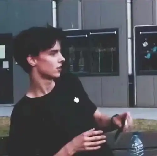 男生头像今天我依旧是个碌碌无为的知食分子