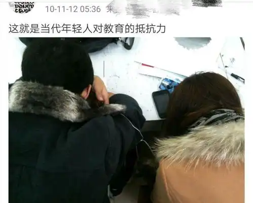 继大尺度言论被扒后,肖战大学照片曝光,发型土气颜值很一般