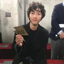 宋仲基携新造型登场品牌活动,卷毛爆炸头引发热议,像韩剧大妈