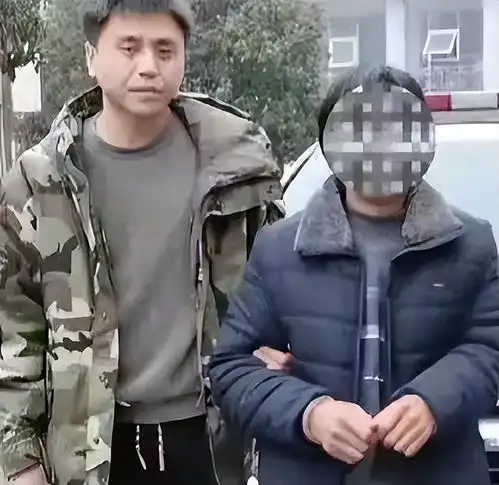男子伙同他人抢劫加油站,分得30元赃款后,为避追捕藏身山洞14年