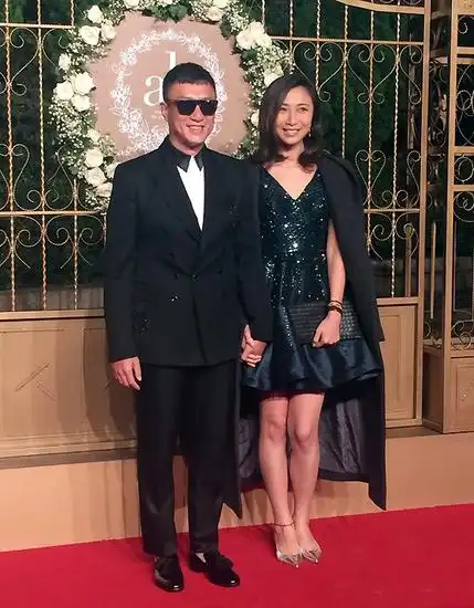 孙红雷牵着老婆走红毯,黑超西装一脸幸福