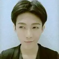 给这个男生推荐一款发型,我想让他去剪韩式小中分不知道好看不好看