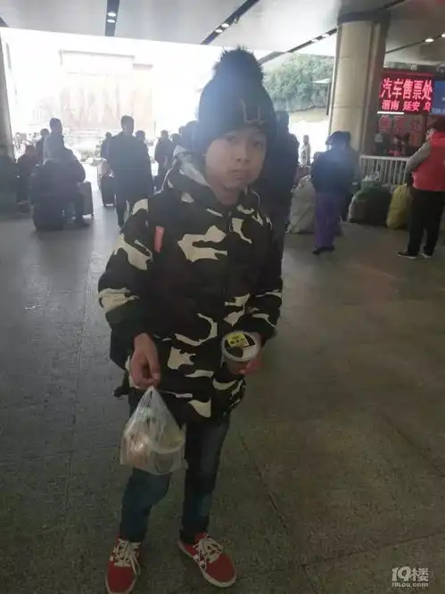 河南12岁男孩火车站向陌生人借手机,他随后的举动让人惊呼意外